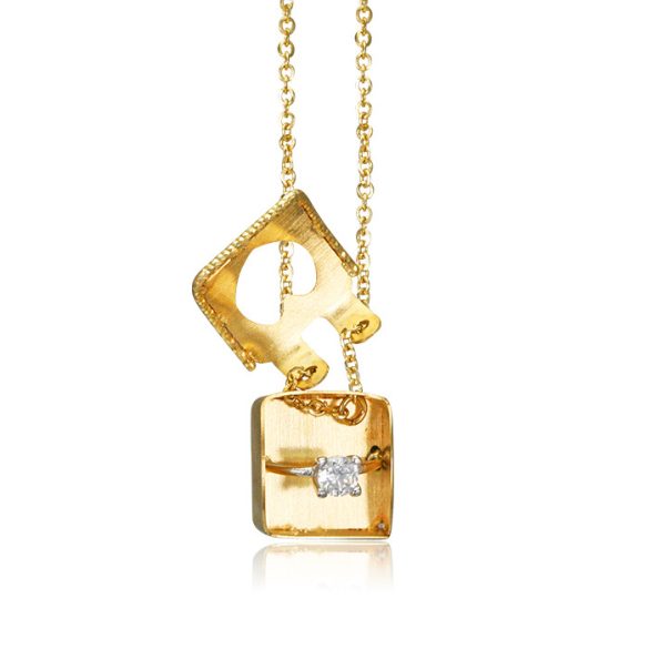 Arany-nyakek-elrejtett-gyuruvel